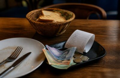 Inflația de 10,9% îi face pe clienți să împartă porțiile și crește nota de plată la restaurant