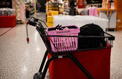 Supermarketuri din Finlanda testează coșurile roz ca semnal pentru cei care caută un partener