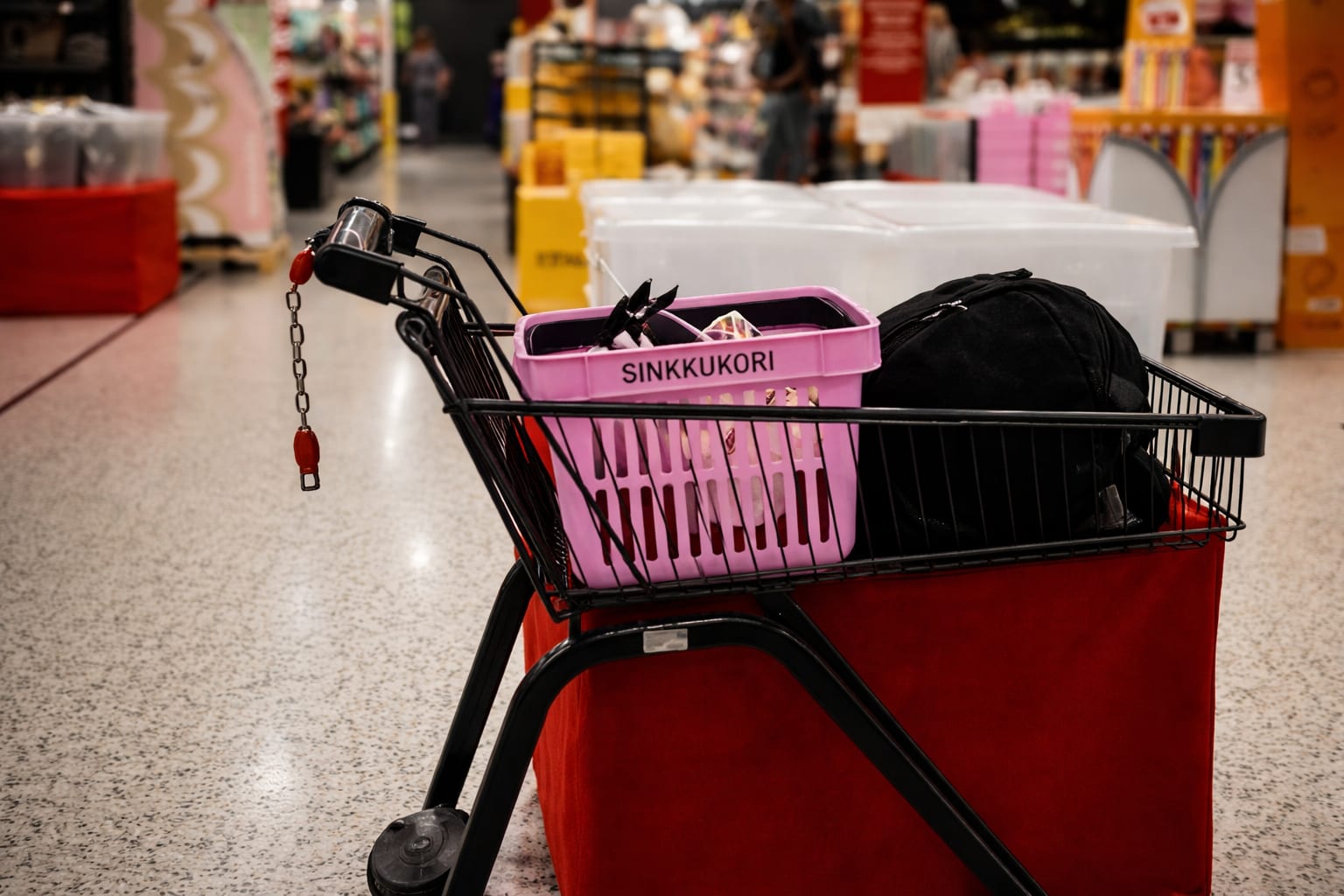 Supermarketuri din Finlanda testează coșurile roz ca semnal pentru cei care caută un partener