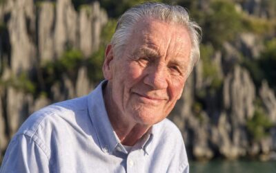 Michael Palin refuză puiul recuperat din tomberoane în Filipine, după ce a mâncat cobra și păianjeni