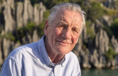 Michael Palin refuză puiul recuperat din tomberoane în Filipine, după ce a mâncat cobra și păianjeni