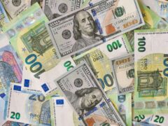 Euro a ajuns la minimul ultimelor 17 luni față de dolar, pe fondul temerilor privind finanțele Franței