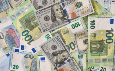 Euro a ajuns la minimul ultimelor 17 luni față de dolar, pe fondul temerilor privind finanțele Franței