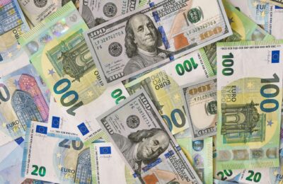 Euro a ajuns la minimul ultimelor 17 luni față de dolar, pe fondul temerilor privind finanțele Franței