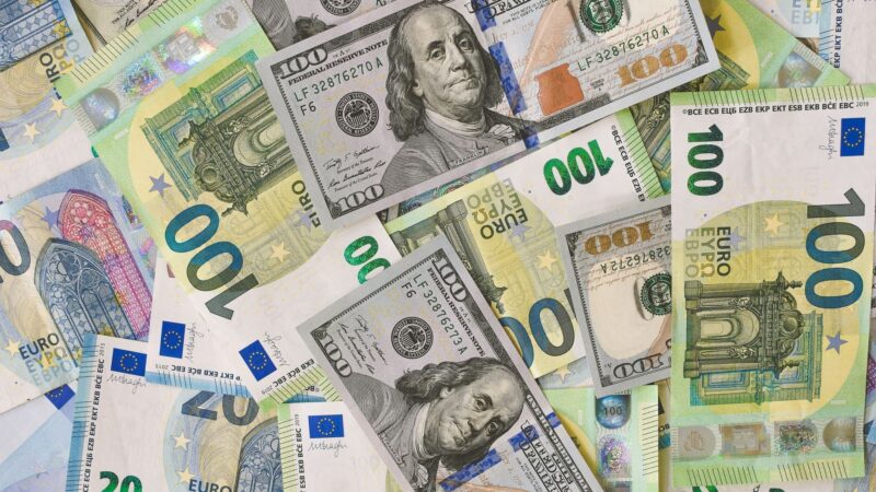Euro a ajuns la minimul ultimelor 17 luni față de dolar, pe fondul temerilor privind finanțele Franței