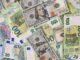 Euro a ajuns la minimul ultimelor 17 luni față de dolar, pe fondul temerilor privind finanțele Franței