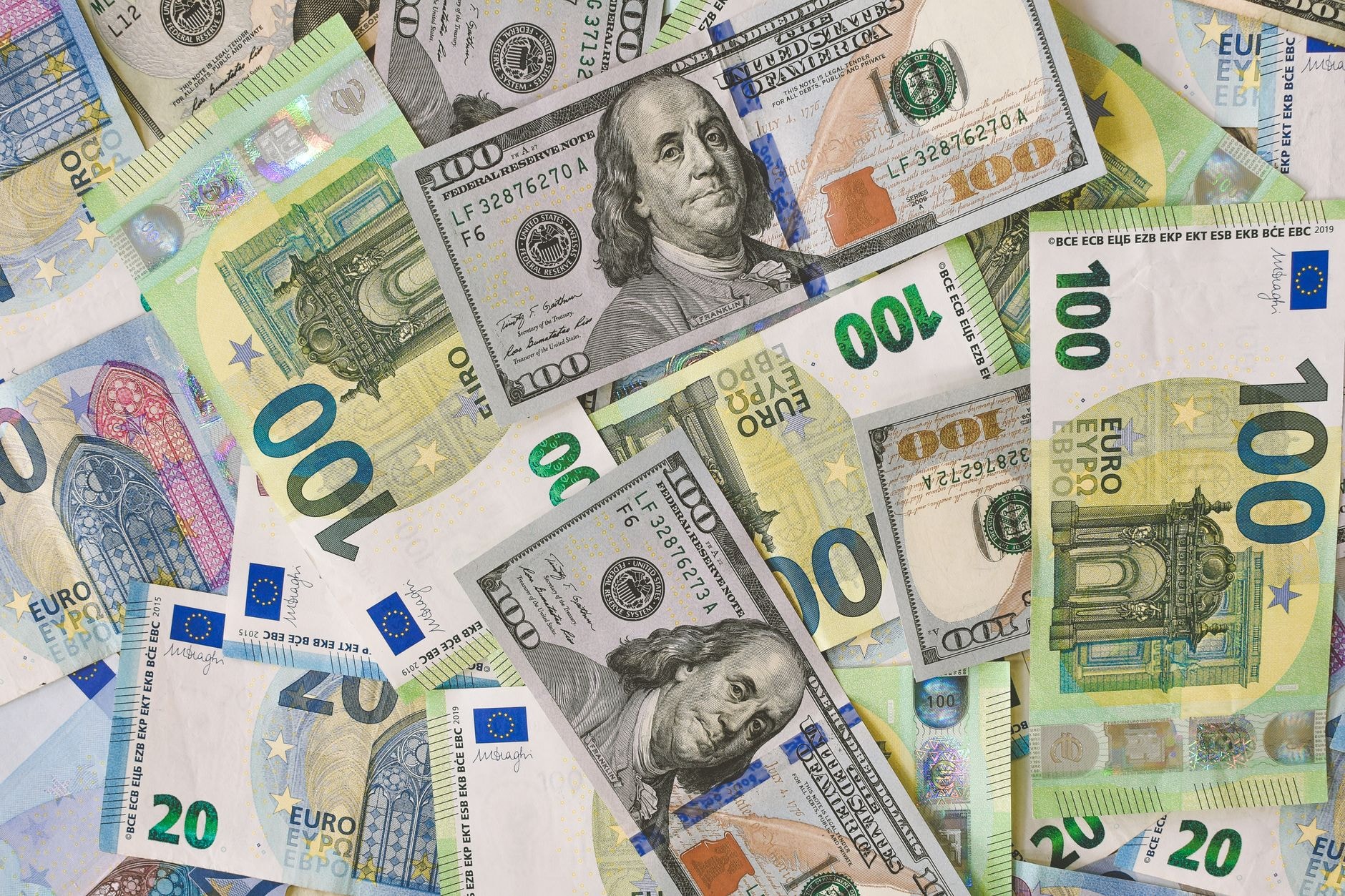 Deprecierea euro față de dolar