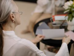 Pensionarii pot cere în instanță indexările neacordate în 2025 și 2026. De ce depinde recuperarea banilor