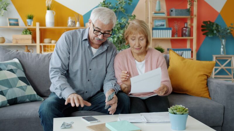 Pensionarii din Maramureș au primit în septembrie o completare medie de 635 de lei pentru pensia minimă