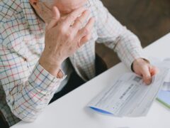 Un pensionar reclamă o creștere de doar 68 de lei după 16 luni lucrate la salariul minim