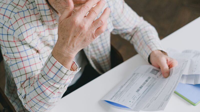 Un pensionar reclamă o creștere de doar 68 de lei după 16 luni lucrate la salariul minim